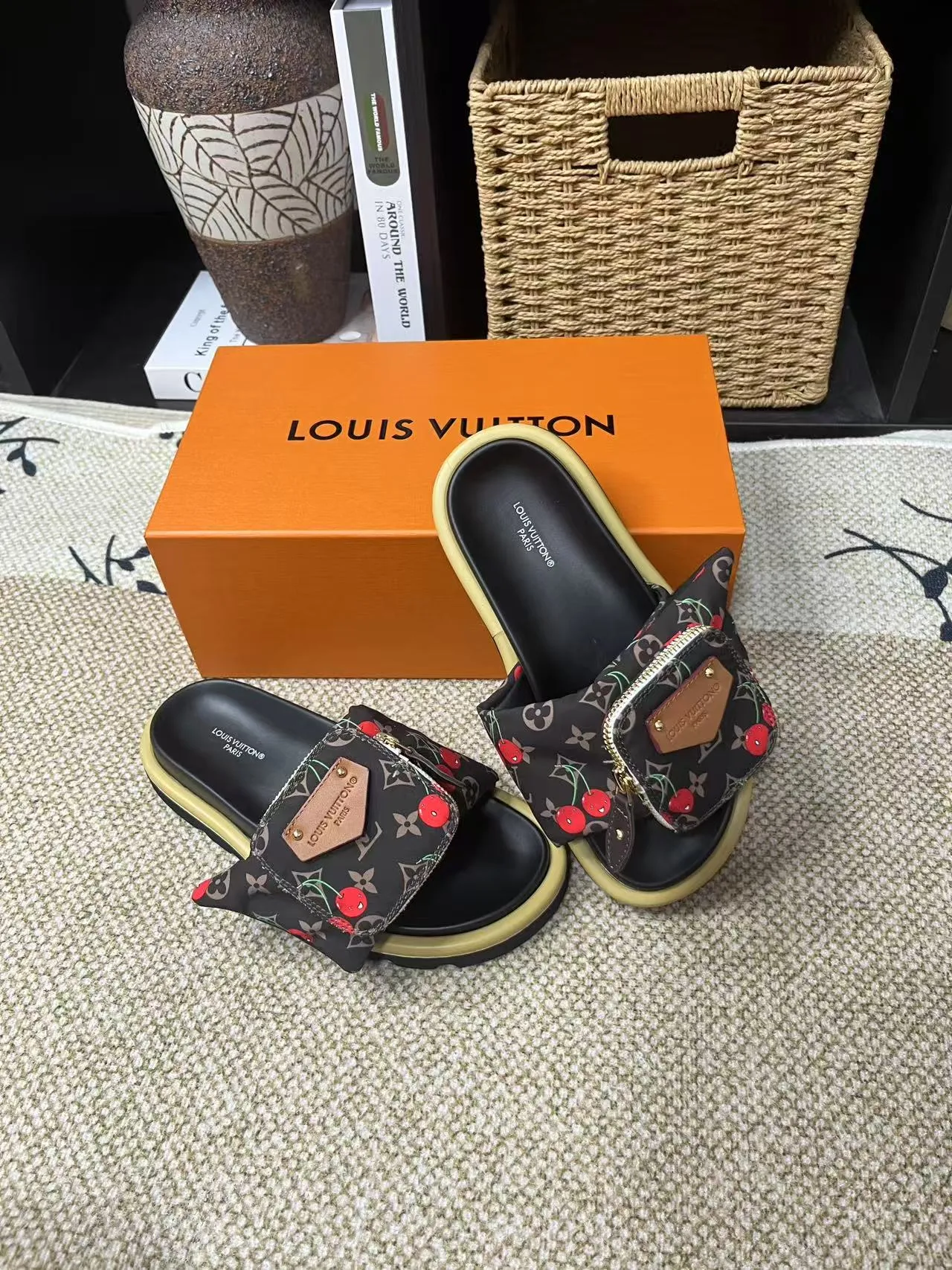 P380 yuan LV Louis Vuitton Full of high-end feel! A popular model among bloggers at home and abroad, it’s retro and fashionable, and looks stunning on your feet! Mainly recommended model on the official website★ ━━━━━ ЅᏇєєt ━━━━━ ▪️Upper: original calfskin ➕5D printing process ▪️Inner: imported mixed sheepskin ▪️Outsole: original molded foam outsole ▪️Size: Female 35-40 Men's 39-44 (women's 41 men's 45)